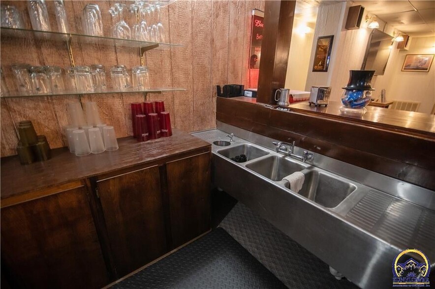 More Photos Of 115 W 7th St, Horton Restaurant For Sale