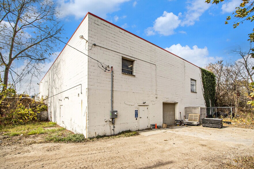 More Photos Of 558 Water St, Allegan Freestanding For Sale