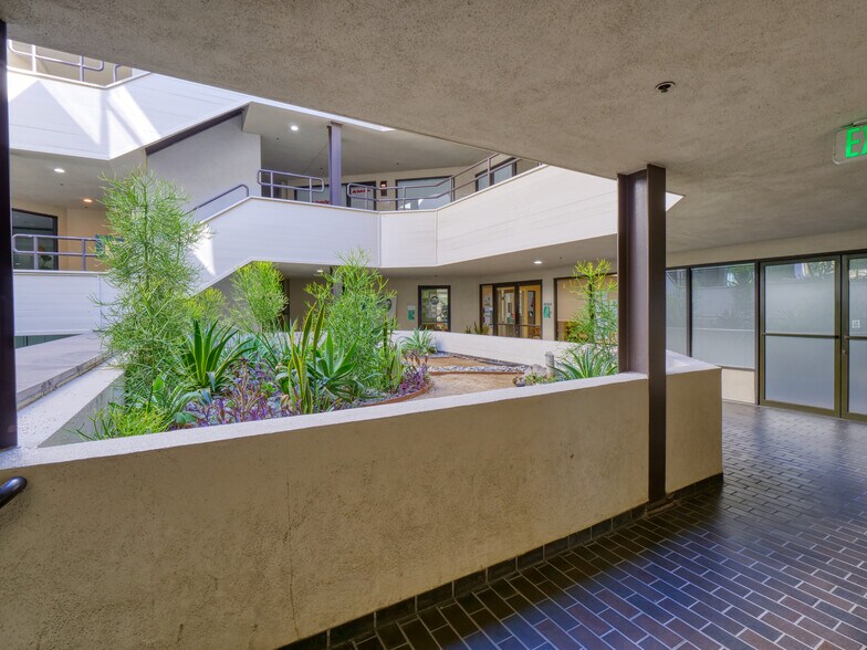 More Photos Of 860 Via de la Paz, Pacific Palisades Office Residential For Lease