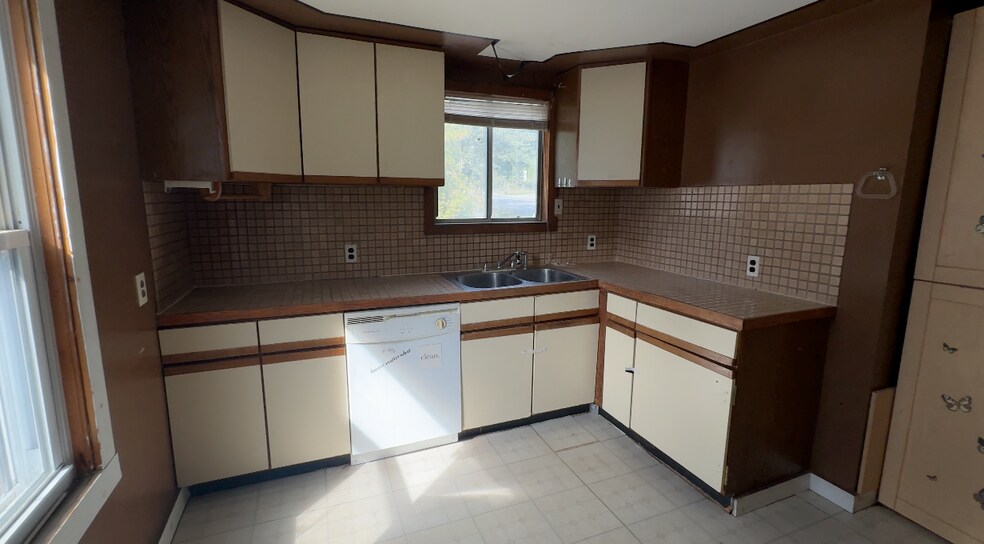 More Photos Of 947 Sabattus St, Lewiston Multifamily For Sale