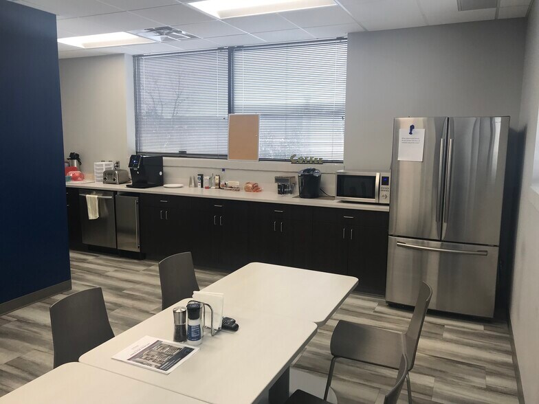 More Photos Of 366 Regency Pky, Omaha Medical For Lease