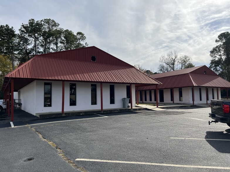 More Photos Of 401 Peacock Street, Cochran Office For Sale