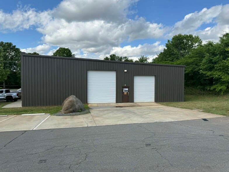 More Photos Of 1319 Continental Blvd, Charlotte Distribution For Lease
