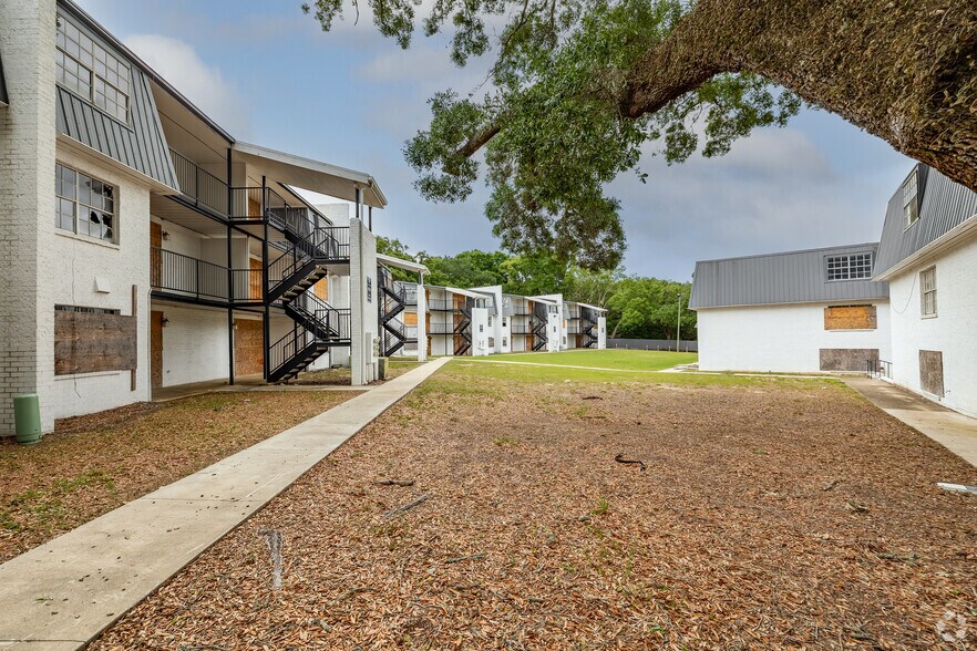 More Photos Of 100 Redwood Cir, Pensacola Apartments For Sale