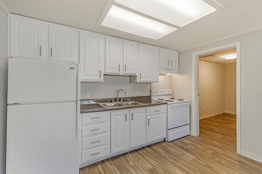 More Photos Of 18933 Quercus Dr, Hudson Apartments For Sale