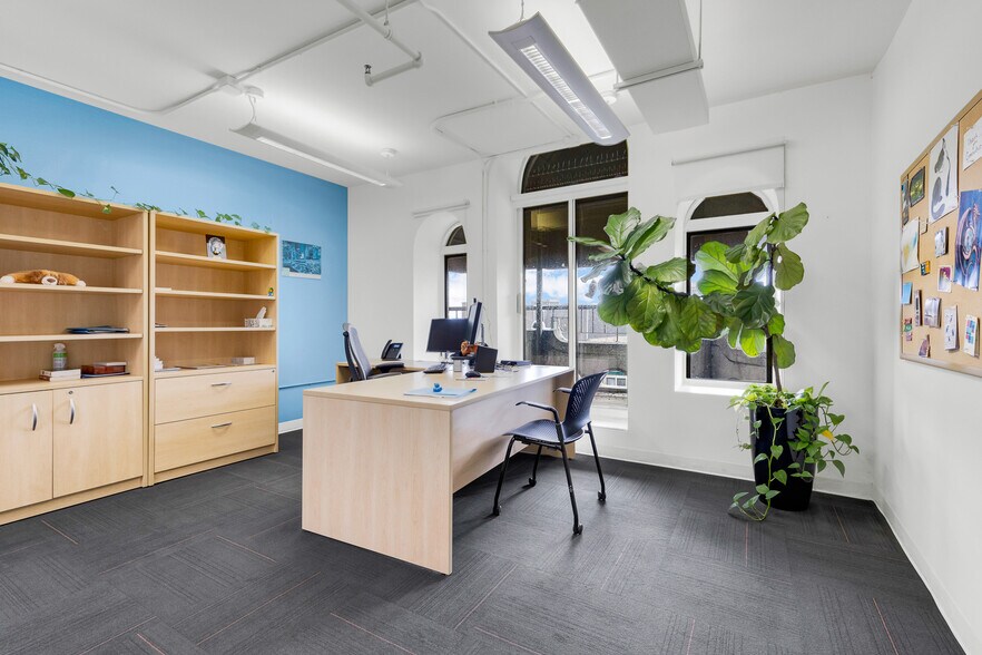 More Photos Of 525 Rue Sherbrooke E, Montréal Office For Lease