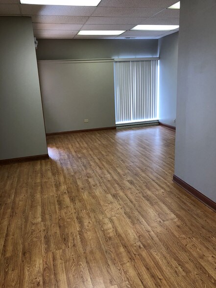 More Photos Of 1500-1534 E Algonquin Rd, Arlington Heights Warehouse For Lease