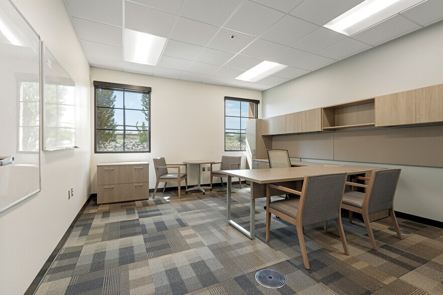 More Photos Of 1 Plaza La Prensa Rd, Santa Fe Office For Sale