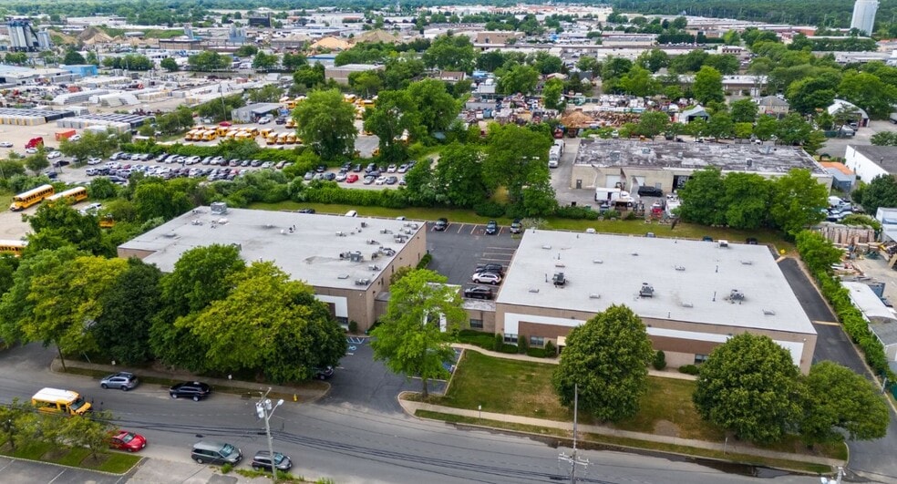 Primary Photo Of 60-70 Cleveland Ave, Bay Shore Warehouse For Lease