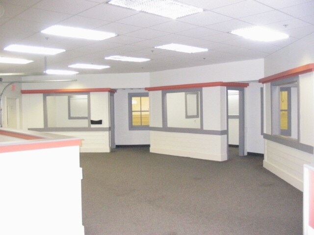 More Photos Of 80 Commerce Dr, Rochester Warehouse For Lease