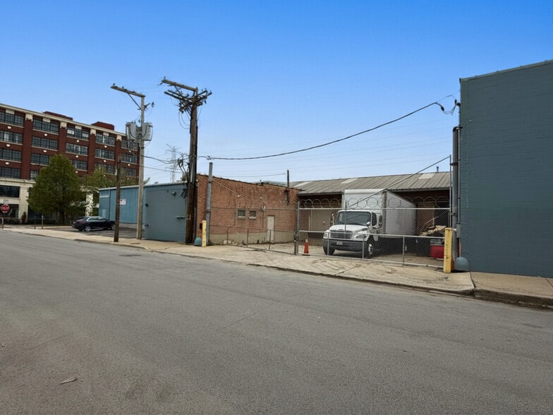 More Photos Of 2627 W Washington Blvd, Chicago Distribution For Lease