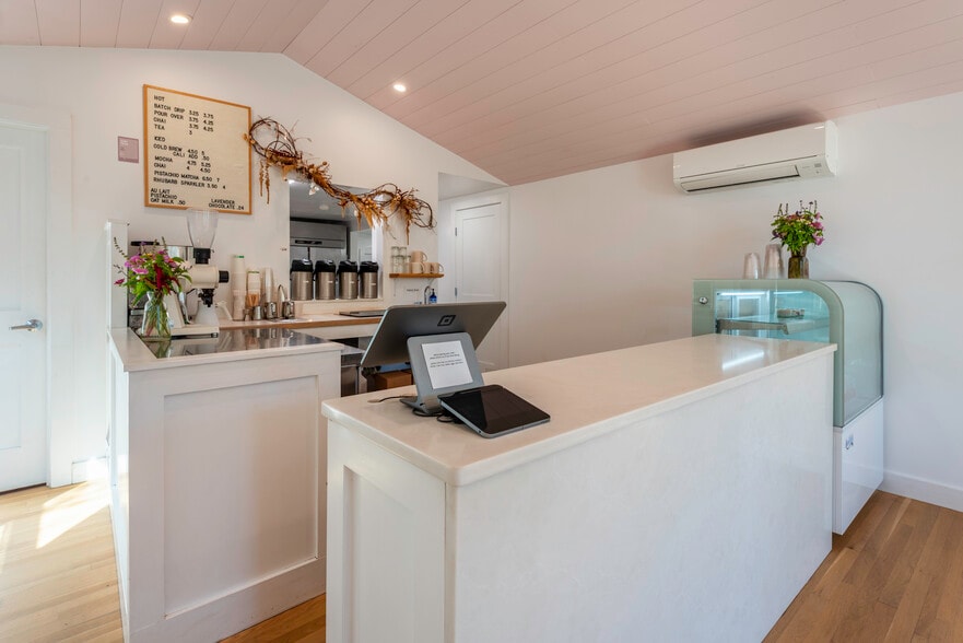 More Photos Of 162 Main St, Essex General Retail For Sale