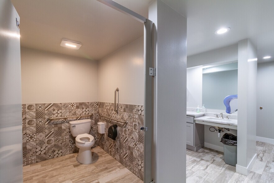 More Photos Of 1350 Independence St, Lakewood Office For Sale