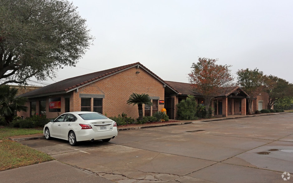 Primary Photo Of 5420-5428 Holly Rd, Corpus Christi Office For Sale