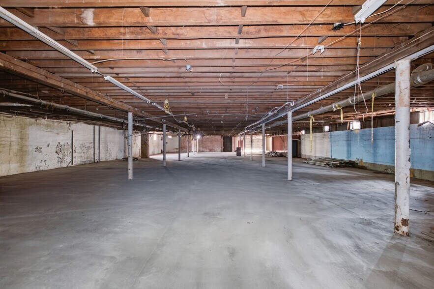 More Photos Of 1 Public Square Red Boiling Springs Sq, Lafayette Showroom For Sale