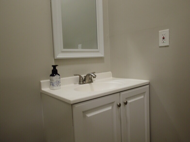 More Photos Of 861 Commerce Dr SW, Conyers Office Residential For Lease
