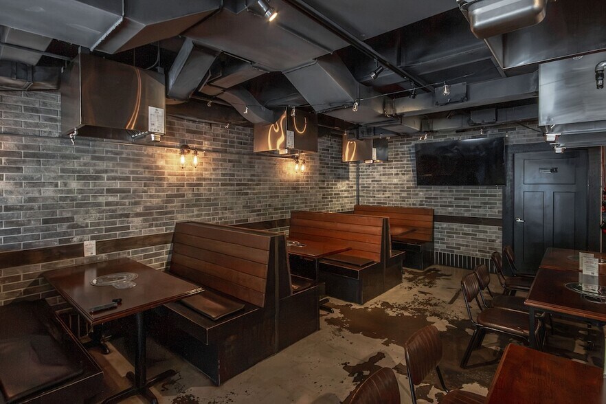 More Photos Of 1536 Robson St, Vancouver Storefront For Sale