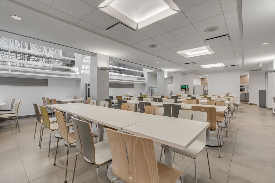 More Photos Of 6500 Boul Guillaume-Couture, Lévis Office For Lease