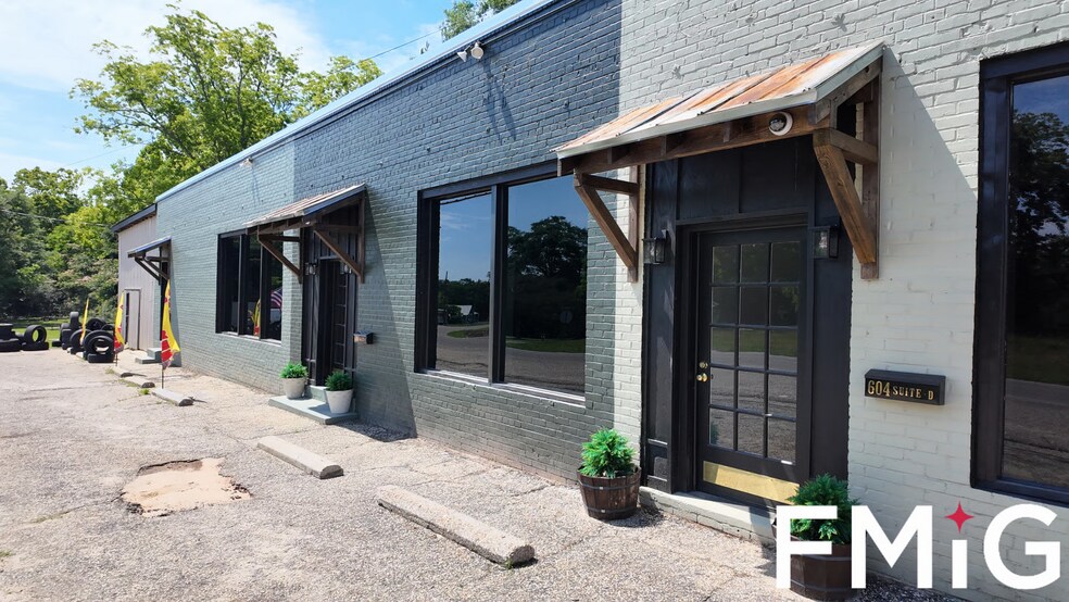 More Photos Of 604 W Cumming Ave, Opp Office For Lease