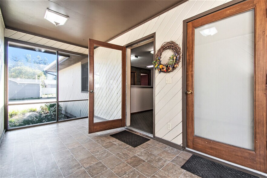 More Photos Of 1010 N Broadway St, Red Oak Medical For Lease