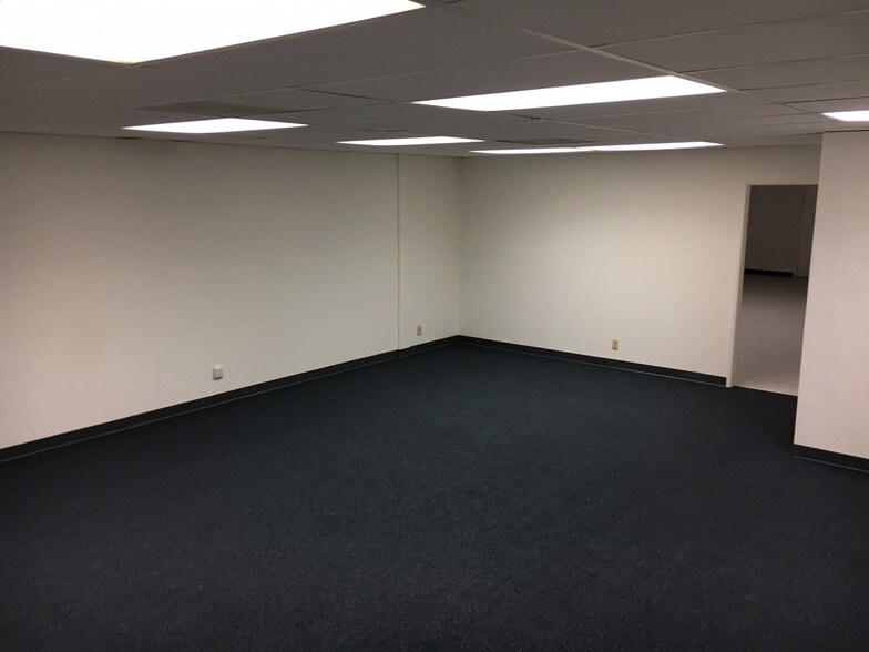 More Photos Of 3639-3697 Enochs St, Santa Clara Warehouse For Lease