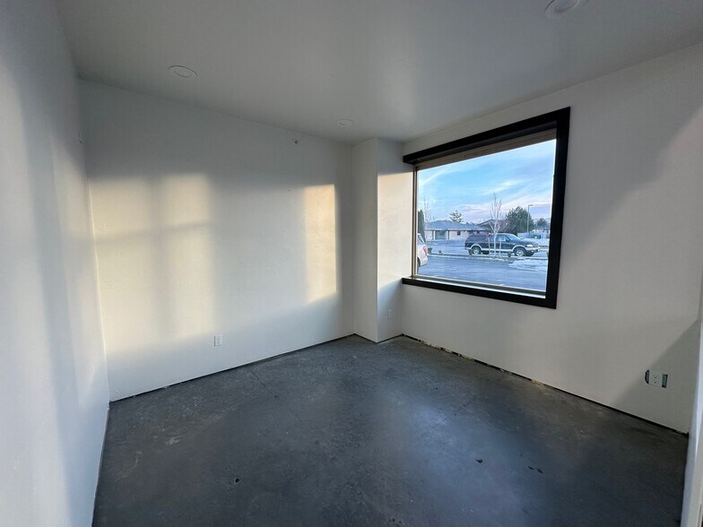 More Photos Of 8804 W Victoria Ave, Kennewick Showroom For Lease