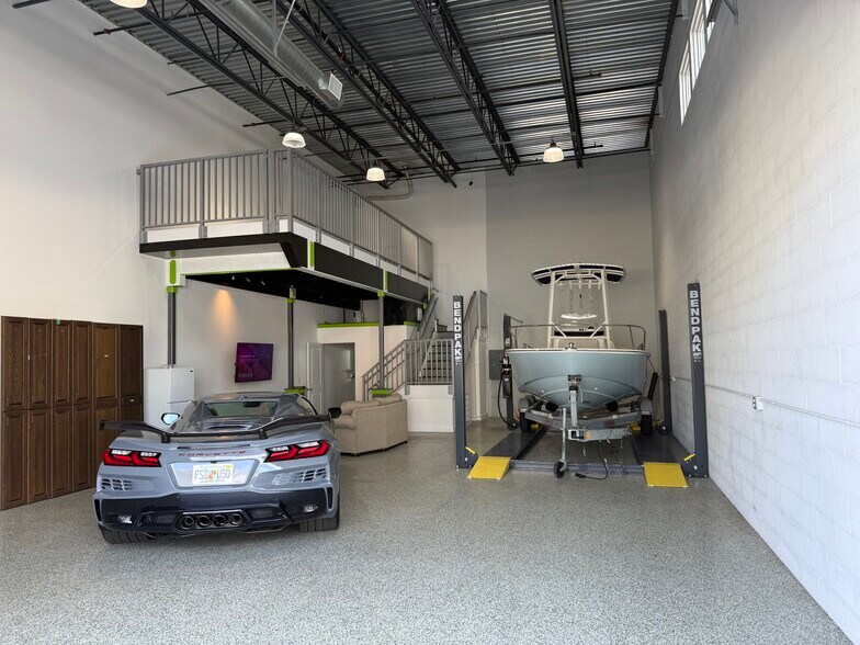 More Photos Of 861 NE Industrial Blvd, Jensen Beach Warehouse For Lease