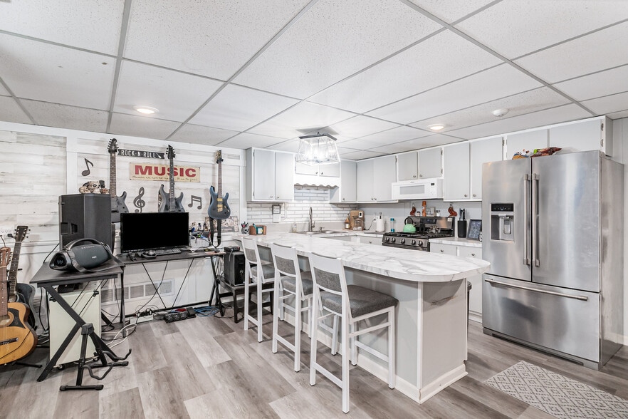 More Photos Of 2412 Midland Rd, Saginaw Service For Sale