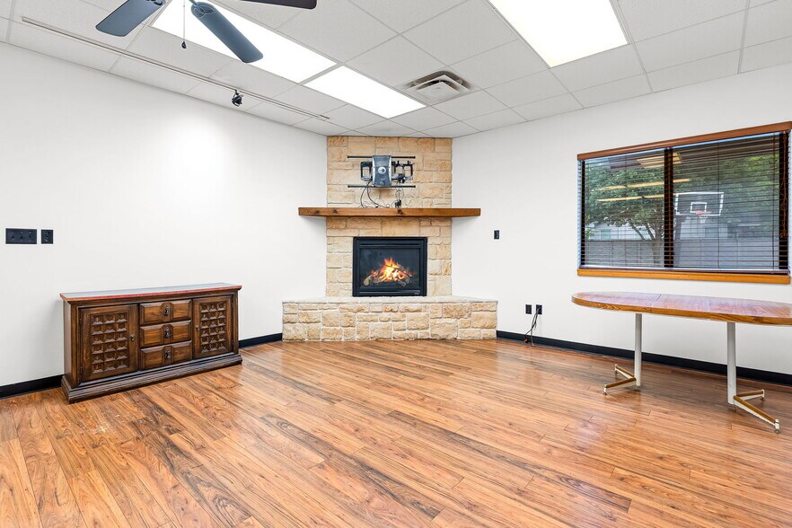 More Photos Of 1515 E Belt Line Rd, Carrollton Office Residential For Sale