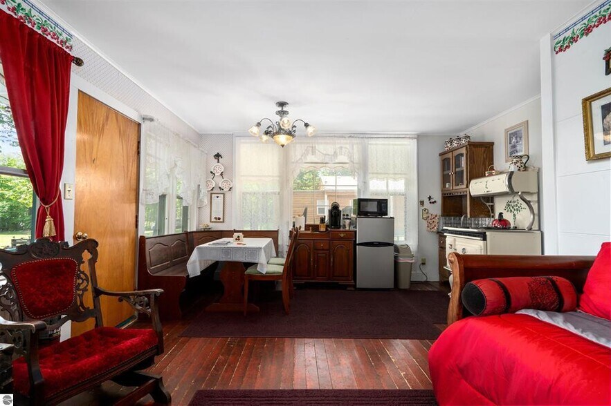 More Photos Of 18599 Mission Rd, Traverse City Hotel For Sale