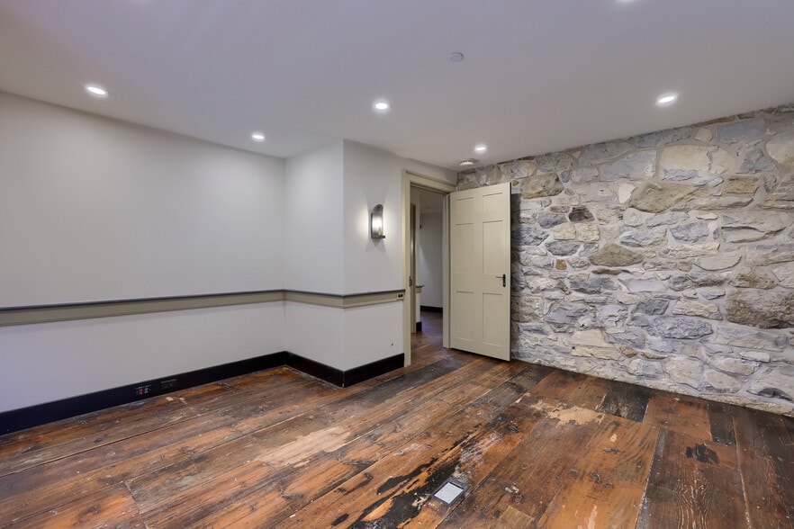 More Photos Of 711 Hartman Station Rd, Lancaster Office Residential For Lease