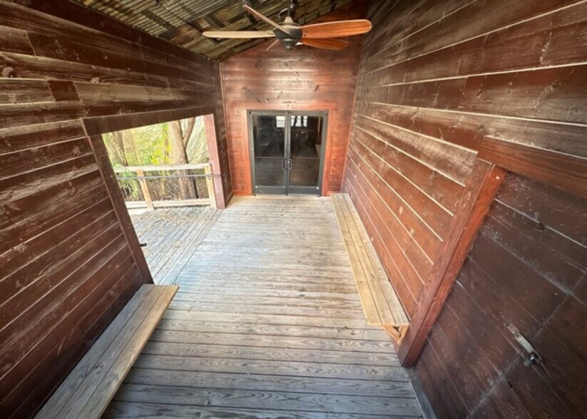 More Photos Of 1202 N Camp St, Seguin Warehouse For Lease