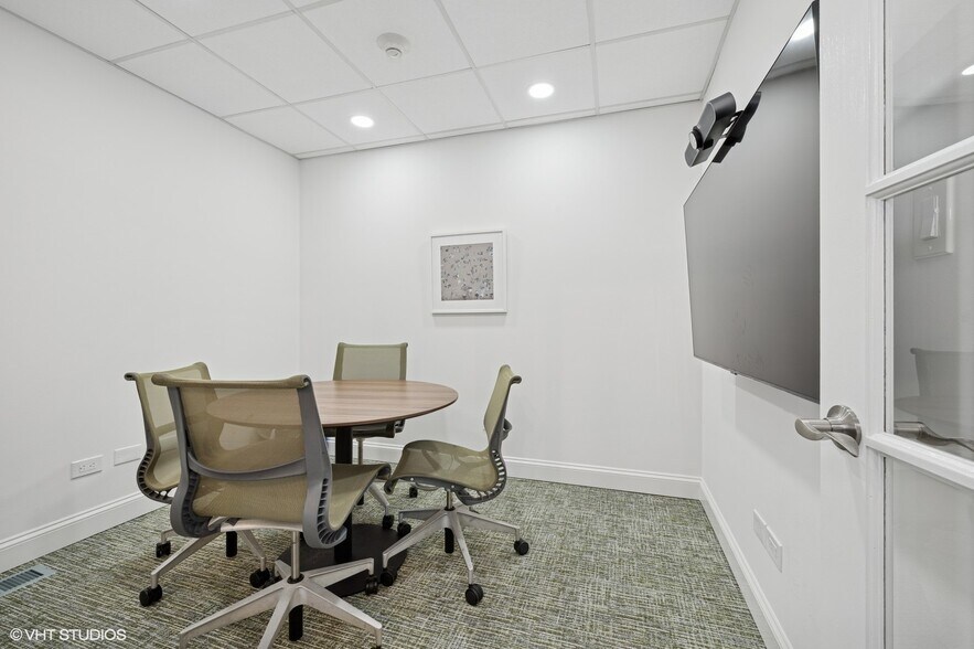 More Photos Of 915 N Milwaukee Ave, Libertyville Office For Sale