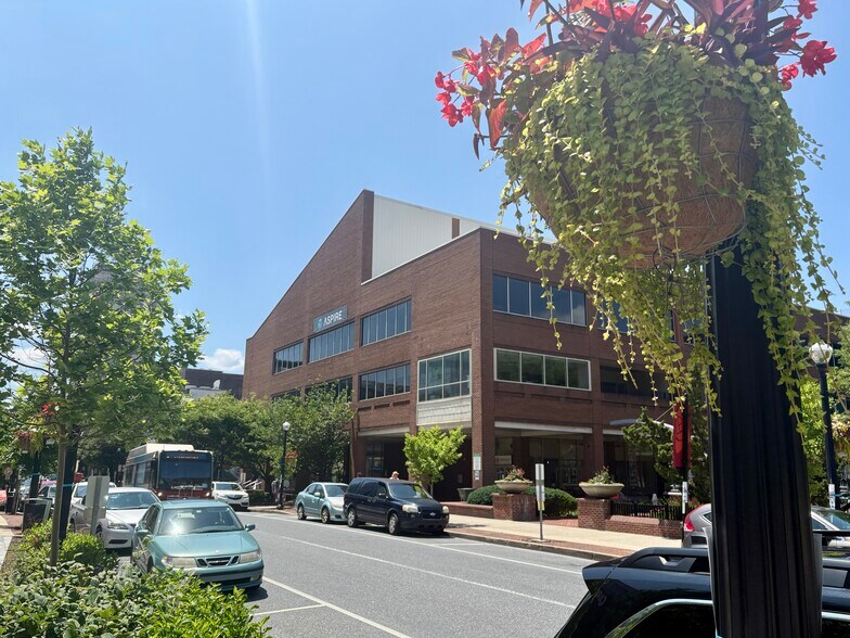 More Photos Of 100 N Queen St, Lancaster Office For Sale