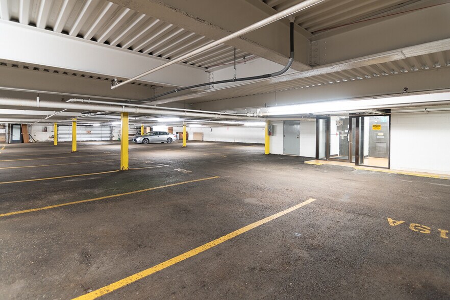 More Photos Of 900 Skokie Blvd, Northbrook Unknown For Lease