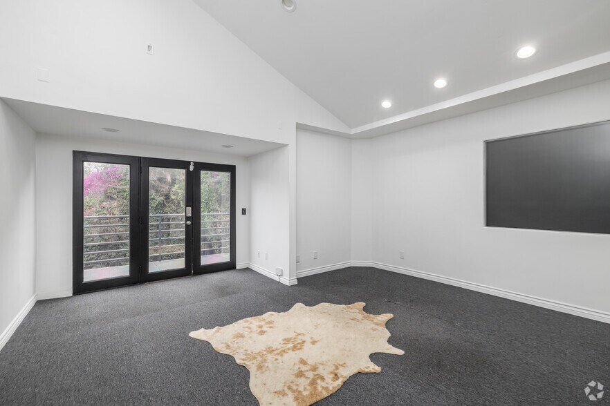 More Photos Of 1952 N Cahuenga Blvd, Los Angeles Movie Radio TVStudio For Lease