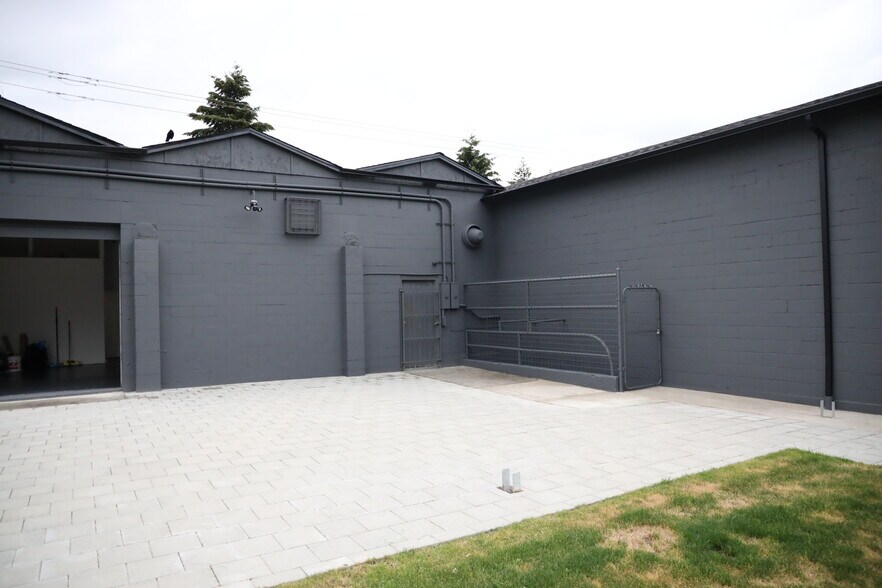 More Photos Of 8855 9th Ave SW, Seattle Convenience Store For Lease