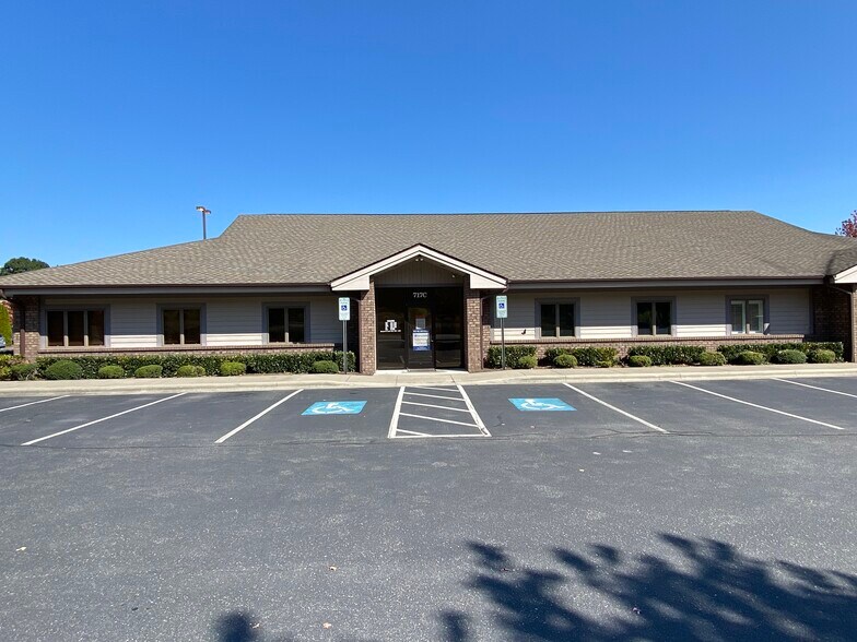 More Photos Of 717 Greenway Rd, Boone Medical For Lease