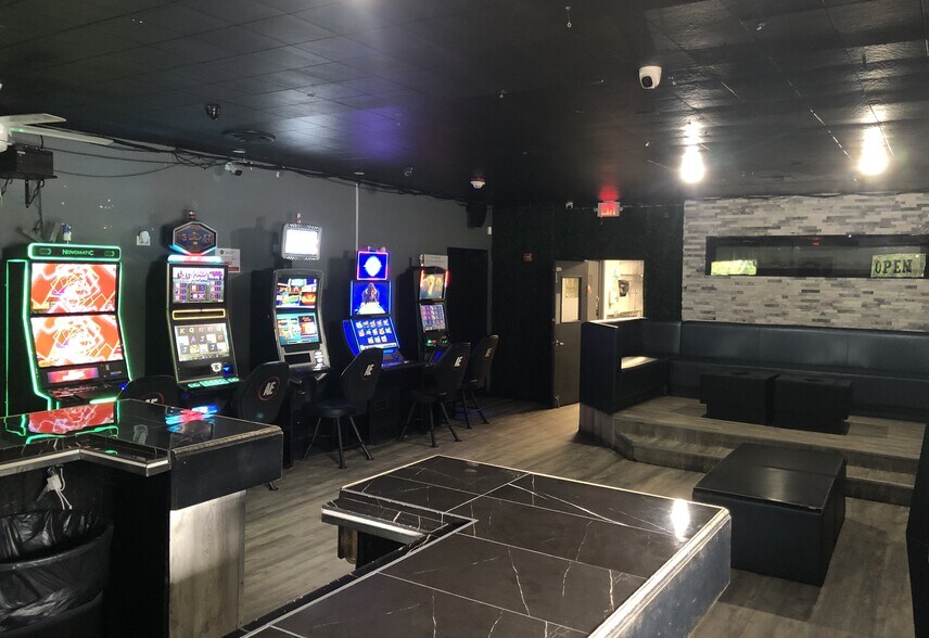 More Photos Of 37895 N Sheridan Rd, Beach Park General Retail For Sale