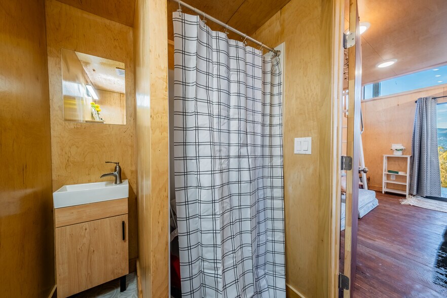 More Photos Of 342 Overlook Ln, Glendale Specialty For Sale