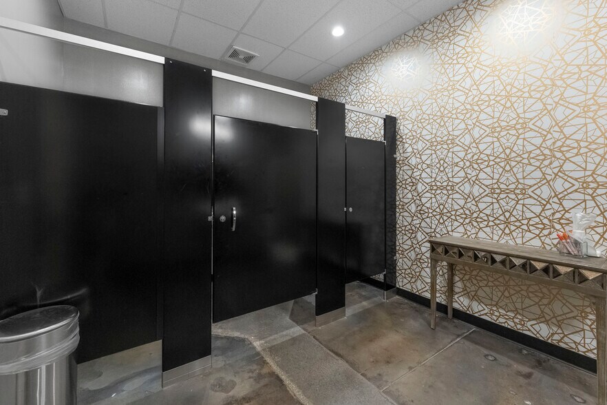 More Photos Of 1740-1744 N Main St, Jacksonville Storefront For Lease