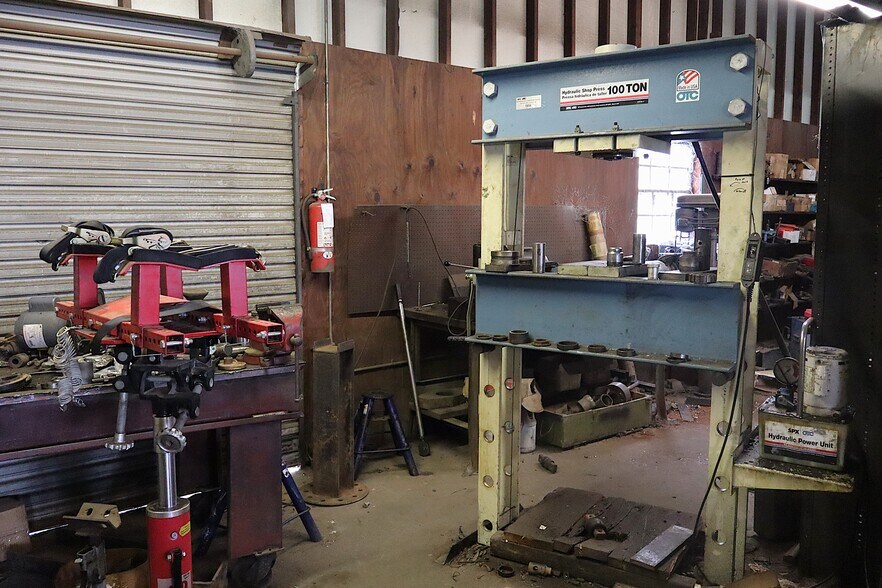 More Photos Of 1530 Parker Ln, Enterprise Warehouse For Lease