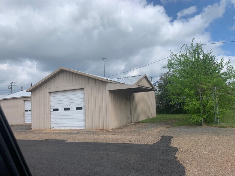 More Photos Of 820 S Commerce St, Kilgore Flex For Lease