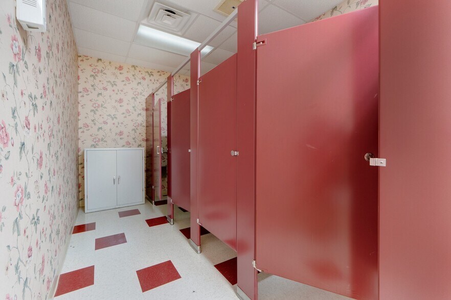 More Photos Of 8645 E Backwater Rd, North Webster Showroom For Lease