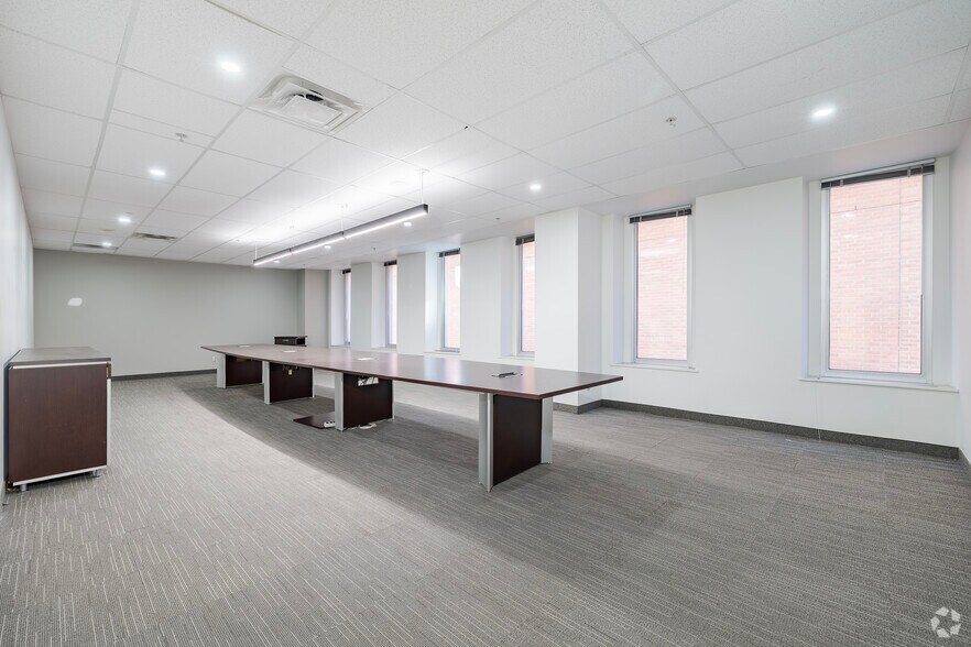 More Photos Of 255 Boul Crémazie E, Montréal Office For Lease