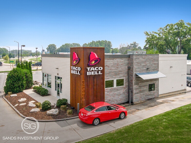 Primary Photo Of 1897 Velp Ave, Green Bay Fast Food For Sale