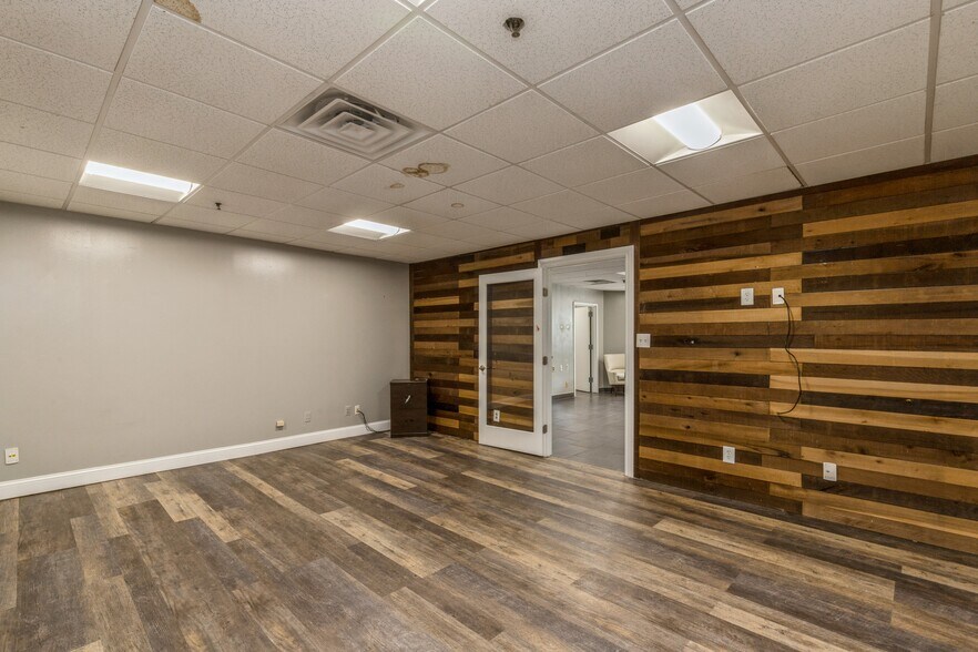 More Photos Of 108-122 New South Rd, Hicksville Warehouse For Lease