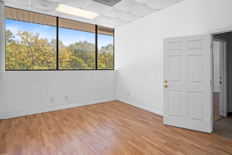 More Photos Of 1504 S Frazier St, Conroe Light Distribution For Lease