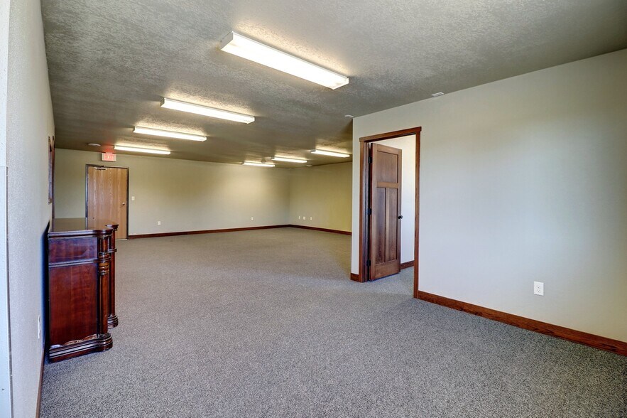 More Photos Of 5402 53rd Ave S, Fargo Auto Repair For Lease