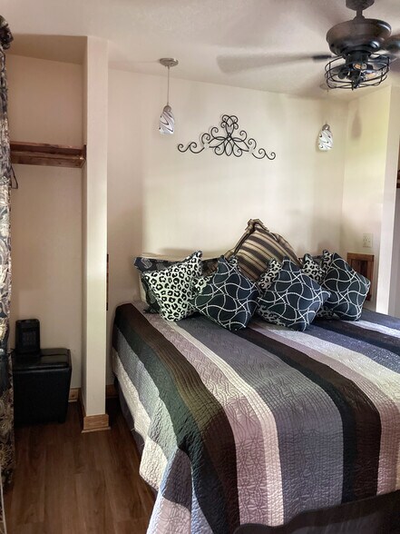 More Photos Of 275 N Main St, Eureka Springs Hotel For Sale